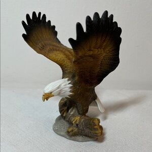 Vintage Majestic Bald Eagle Figurine. Porcelain.